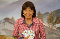 Foto von Monika Fasnacht mit Jasskarten in der Hand